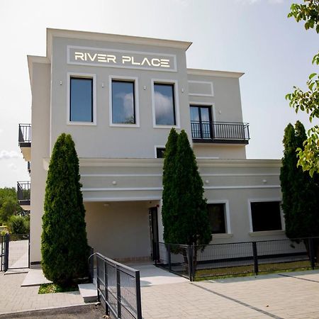 River Place Piteşti Extérieur photo