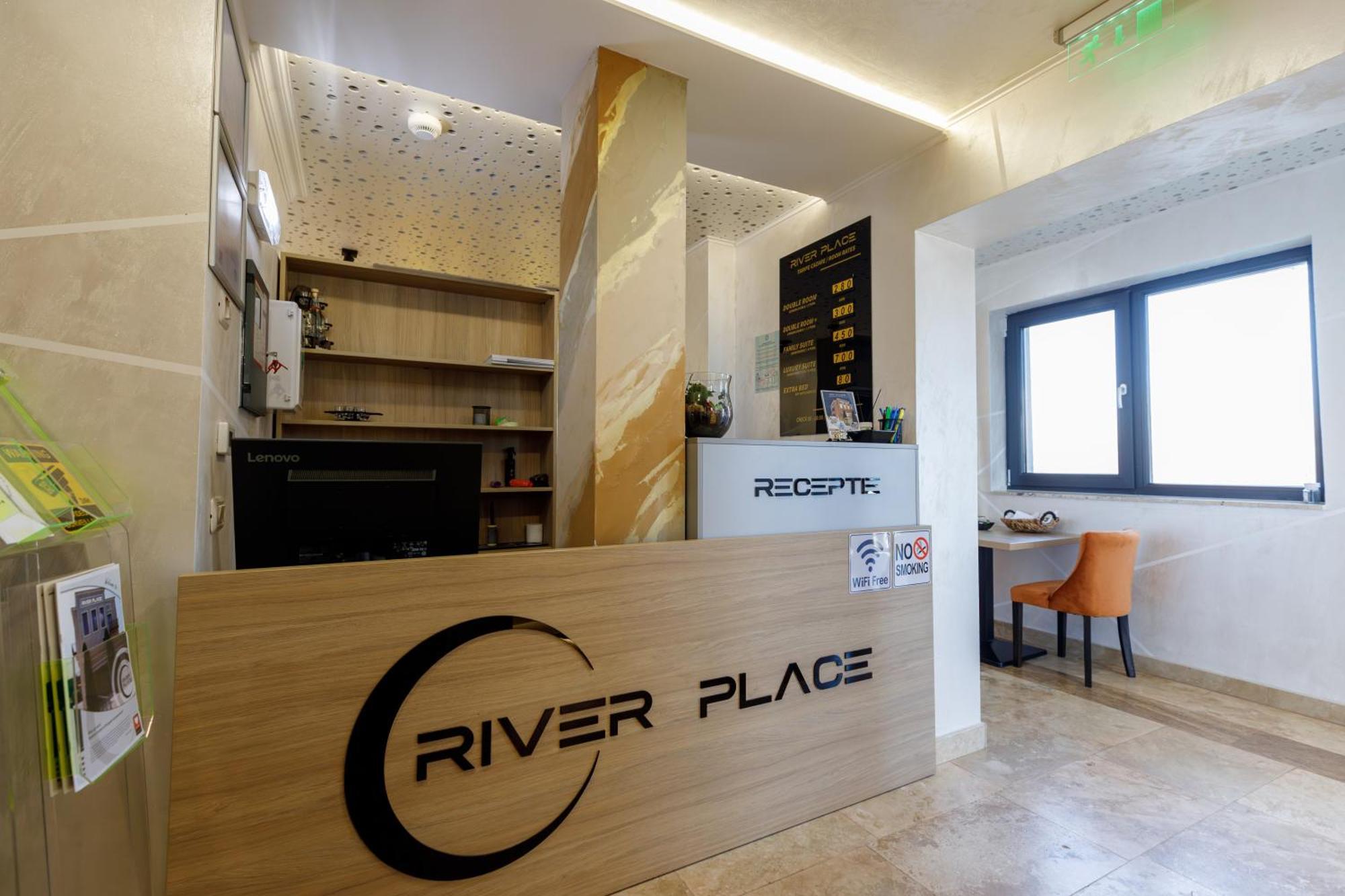 River Place Piteşti Extérieur photo
